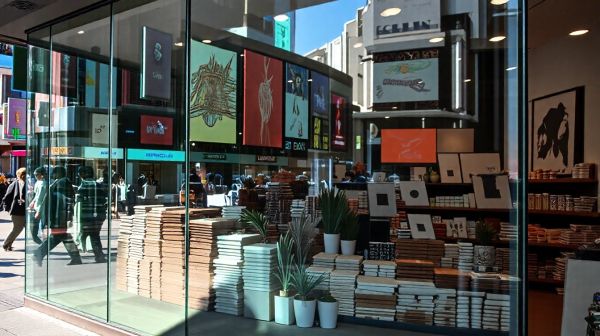 Optimisez l'espace de votre magasin avec une vitrine murale réfrigérée
