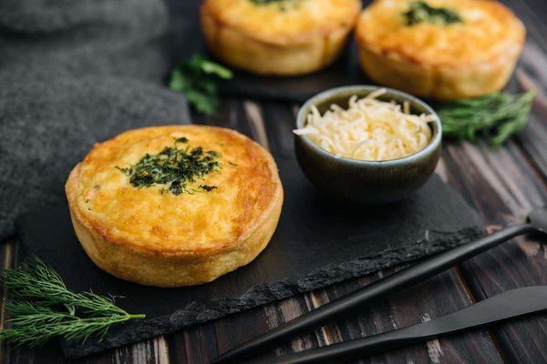 Quelles astuce pour réussir une quiche aux poireaux et lardons avec une pâte brisée maison ?