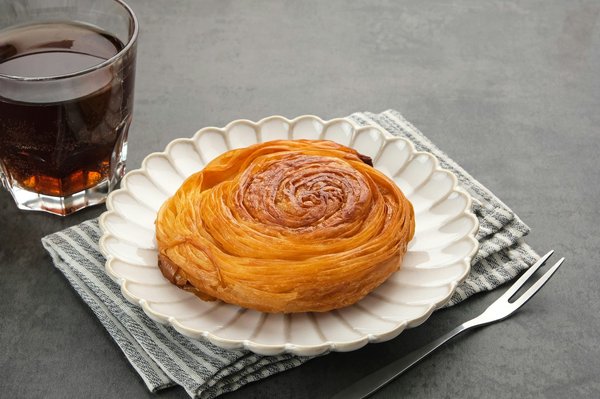 Quelles sont les techniques pour faire un kouign-amann breton croustillant et caramélisé ?