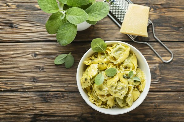 Comment réussir des ravioles au fromage avec une sauce aux herbes?