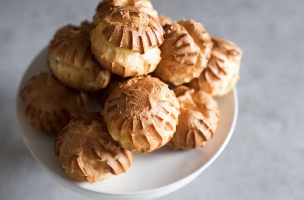 Quelles sont les techniques pour faire des profiteroles maison avec une sauce au chocolat ?